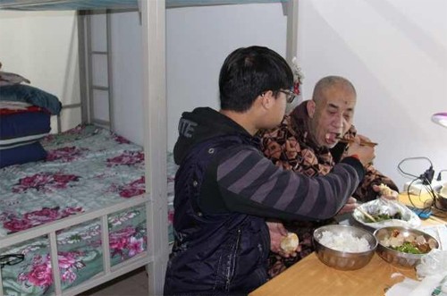 Cậu sinh viên đưa bố bị liệt vào ở cùng ký túc xá - ảnh 1