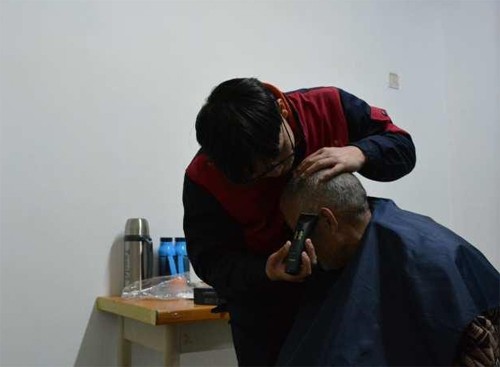Cậu sinh viên đưa bố bị liệt vào ở cùng ký túc xá - ảnh 2
