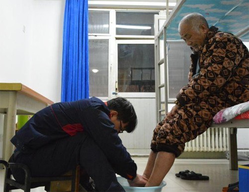 Cậu sinh viên đưa bố bị liệt vào ở cùng ký túc xá - ảnh 3