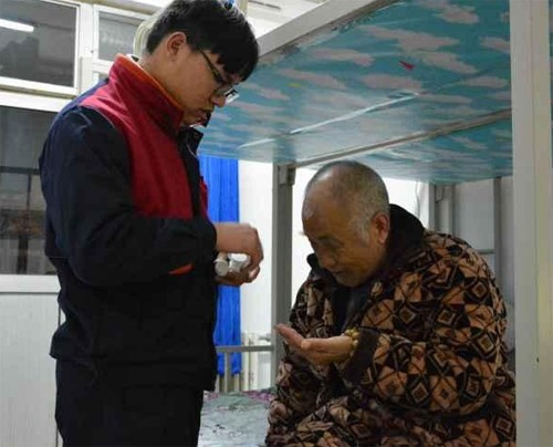 Cậu sinh viên đưa bố bị liệt vào ở cùng ký túc xá - ảnh 4