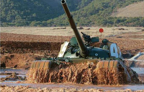 Mục kích cuộc đua xe tăng máu lửa ở Triều Tiên - ảnh 3