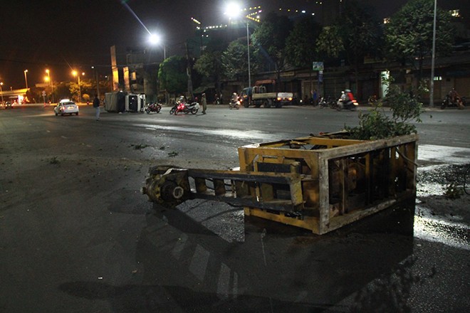 Xe tải mất thắng 'bay'... như phim hành động - ảnh 2