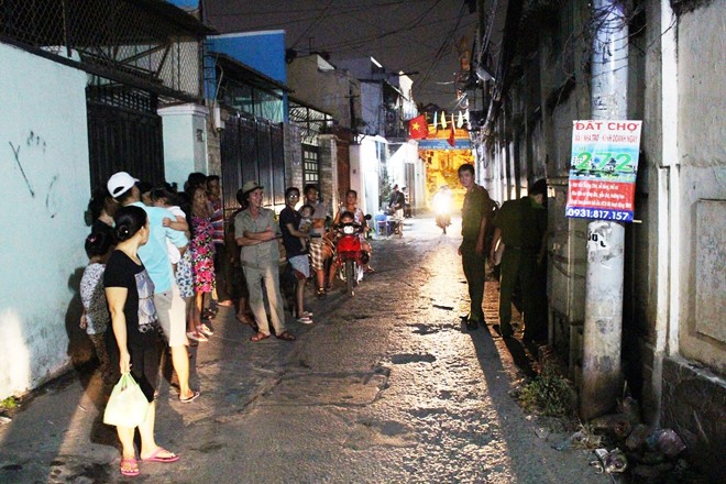 Hai thanh niên cầm mã tấu chém nhau kinh hoàng giữa phố - ảnh 1