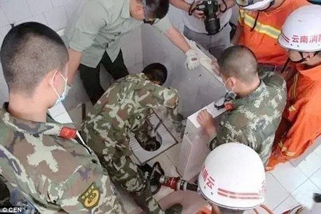 Giải cứu bé sơ sinh bị mẹ nhẫn tâm xả xuống bồn cầu - ảnh 1