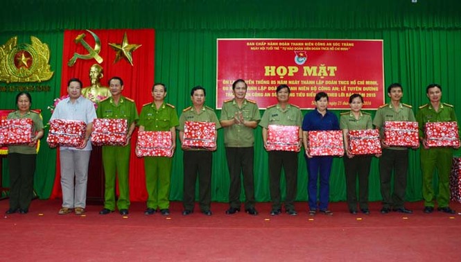 Tuổi trẻ Công an Sóc Trăng: Tôn vinh những điển hình tiêu biểu năm 2015 - ảnh 2