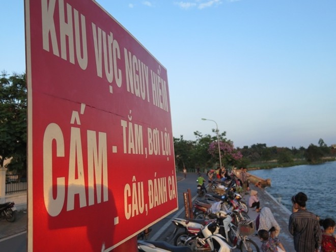 Nắng nóng, người dân đổ xô ra hồ Tây 'tắm biển' - ảnh 17