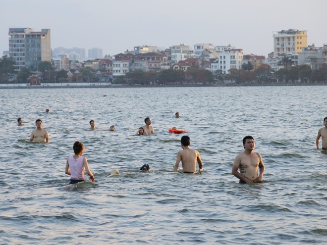Nắng nóng, người dân đổ xô ra hồ Tây 'tắm biển' - ảnh 4