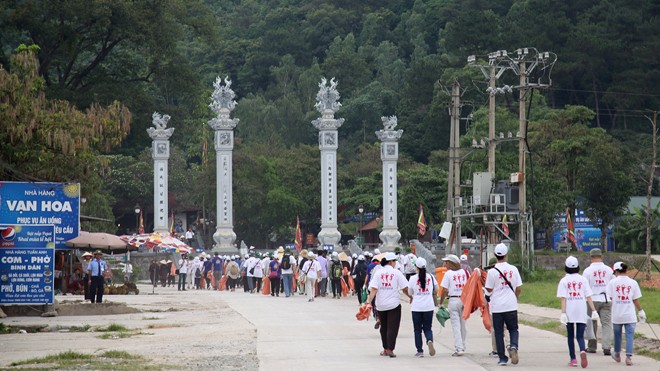 Hàng trăm bạn trẻ nhặt rác tại Tây Thiên - ảnh 4