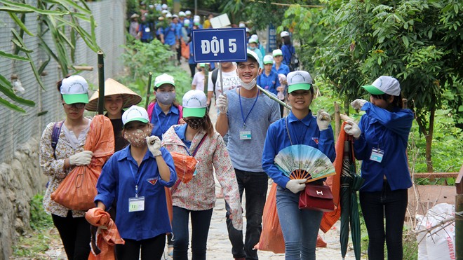 Hàng trăm bạn trẻ nhặt rác tại Tây Thiên - ảnh 1