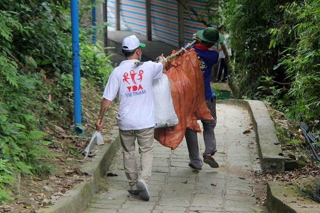 Hàng trăm bạn trẻ nhặt rác tại Tây Thiên - ảnh 12