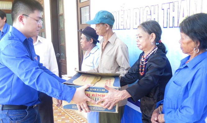 Tình nguyện chăm lo sức khỏe dân nghèo vùng núi - ảnh 1