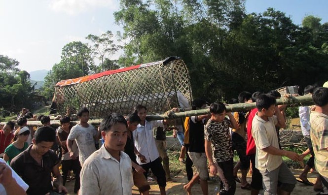 Quặn lòng đưa tiễn nạn nhân thiệt mạng do mưa lũ - ảnh 2