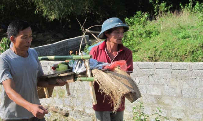 Quặn lòng đưa tiễn nạn nhân thiệt mạng do mưa lũ - ảnh 4