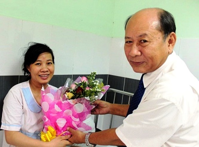 Bé trai chào đời cùng khối u lớn trong bụng mẹ - ảnh 2
