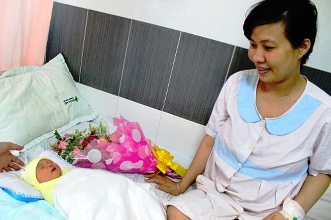 Bé trai chào đời cùng khối u lớn trong bụng mẹ - ảnh 1