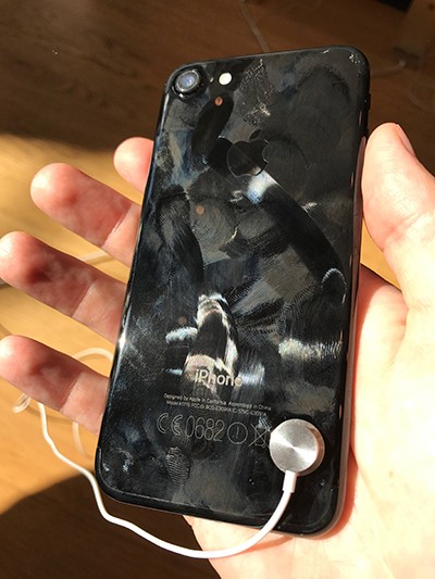 Những chiếc iPhone 7 xấu xí trong Apple Store - ảnh 1