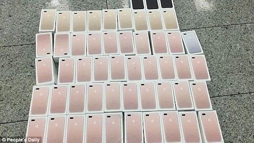 Quấn 400 chiếc iPhone 7 quanh người để qua mắt hải quan - ảnh 1