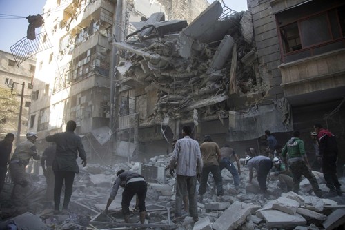 Dội bom hủy diệt Aleppo, Nga một mũi tên trúng nhiều đích - ảnh 1