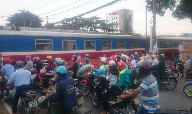 Cán người băng qua đường sắt, đoàn tàu dừng giữa phố - ảnh 1