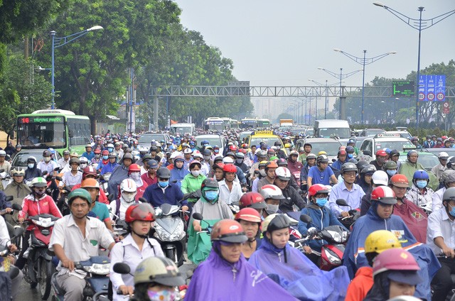 Mưa rả rích sáng đầu tuần, đường Sài Gòn lại kẹt cứng - ảnh 1