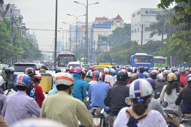 Mưa rả rích sáng đầu tuần, đường Sài Gòn lại kẹt cứng - ảnh 2