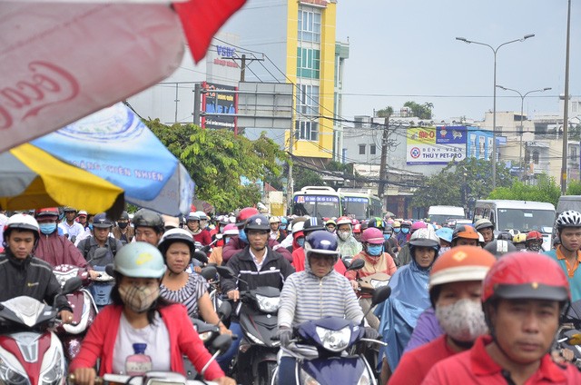 Mưa rả rích sáng đầu tuần, đường Sài Gòn lại kẹt cứng - ảnh 7