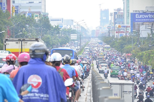 Mưa rả rích sáng đầu tuần, đường Sài Gòn lại kẹt cứng - ảnh 4