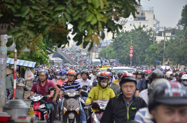 Mưa rả rích sáng đầu tuần, đường Sài Gòn lại kẹt cứng - ảnh 3