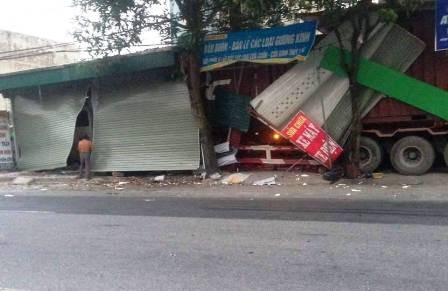 Hãi hùng xe container 'xuyên thủng' 3 nhà dân vào rạng sáng - ảnh 1