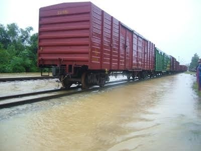 Lũ làm tê liệt đường sắt, 22 đoàn tàu bị tắc dọc đường - ảnh 1