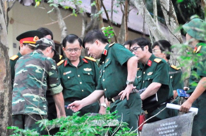Lắp thiết bị ở khe núi Bạch Vân dò tìm trực thăng gặp nạn - ảnh 4