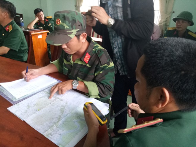 Lắp thiết bị ở khe núi Bạch Vân dò tìm trực thăng gặp nạn - ảnh 7