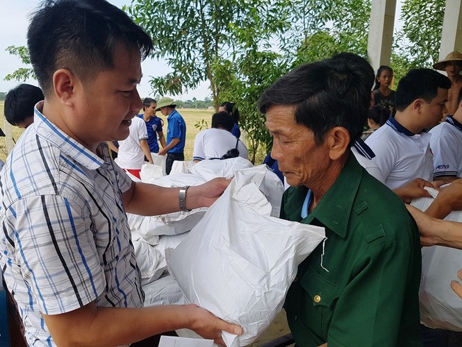 Báo Tiền Phong đến tâm lũ cứu trợ người dân Hà Tĩnh - ảnh 10