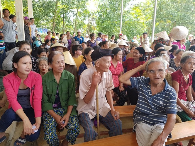 Báo Tiền Phong đến tâm lũ cứu trợ người dân Hà Tĩnh - ảnh 6
