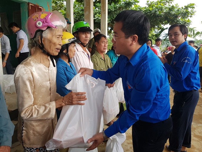 Báo Tiền Phong đến tâm lũ cứu trợ người dân Hà Tĩnh - ảnh 9