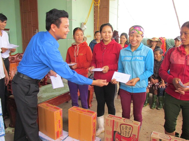 Thành đoàn Hà Nội trao quà cho người dân vùng lũ Quảng Bình - ảnh 2