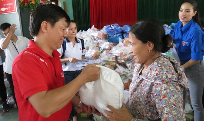 Hoa hậu Hoàn vũ Phạm Hương đến với bà con vùng lũ Quảng Bình - ảnh 5