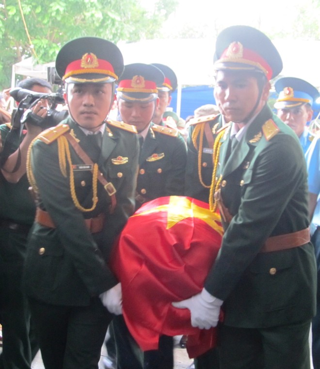Hàng trăm người đội mưa tiễn biệt thượng úy Nguyễn Văn Tùng - ảnh 2