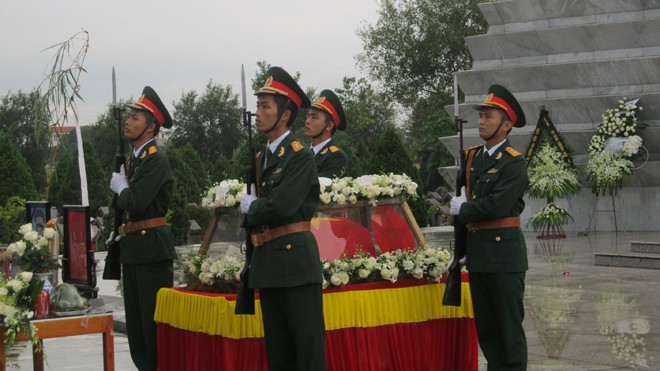 Hàng trăm người đội mưa tiễn biệt thượng úy Nguyễn Văn Tùng - ảnh 3