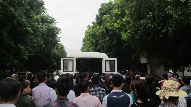 Hàng trăm người đội mưa tiễn biệt thượng úy Nguyễn Văn Tùng - ảnh 1