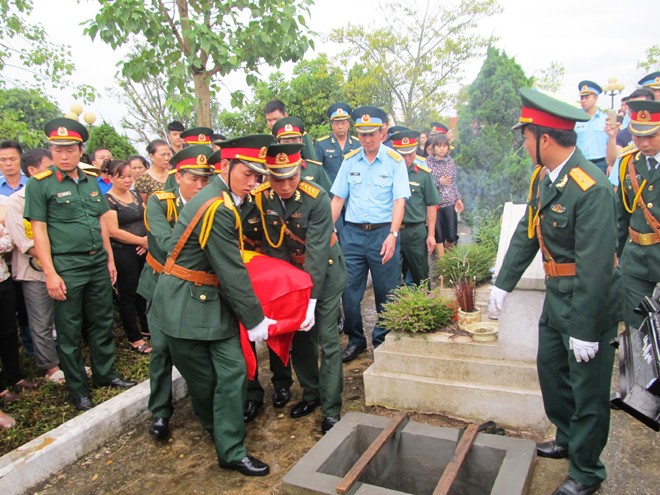 Hàng trăm người đội mưa tiễn biệt thượng úy Nguyễn Văn Tùng - ảnh 6