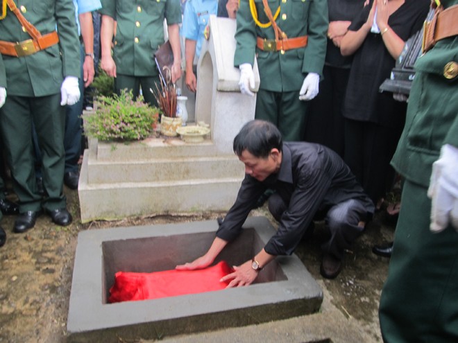 Hàng trăm người đội mưa tiễn biệt thượng úy Nguyễn Văn Tùng - ảnh 7