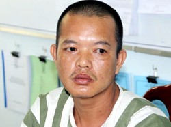 Nhiều mã tấu, súng trong nhà của vợ chồng bán ma túy - ảnh 1