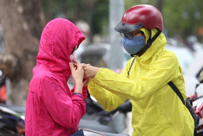 Người dân Hà Nội đón gió lạnh đầu mùa - ảnh 1