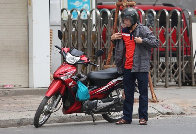 Người dân Hà Nội đón gió lạnh đầu mùa - ảnh 2