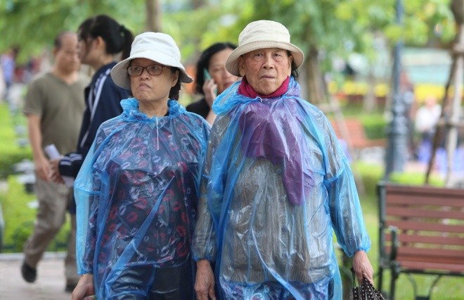 Người dân Hà Nội đón gió lạnh đầu mùa - ảnh 4