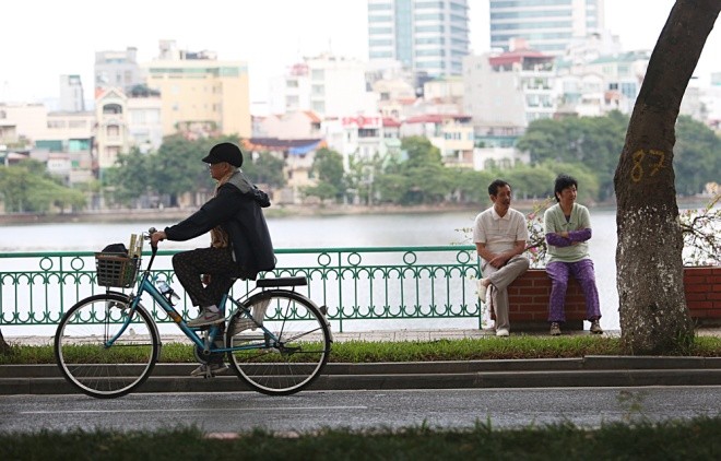 Người dân Hà Nội đón gió lạnh đầu mùa - ảnh 8