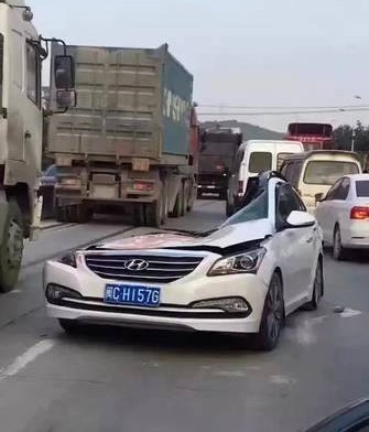 Ôtô con bị đè bẹp như tờ giấy, tài xế sống sót thần kỳ - ảnh 2