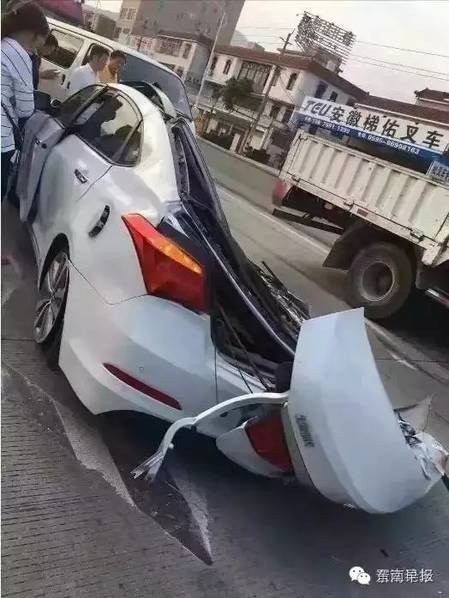 Ôtô con bị đè bẹp như tờ giấy, tài xế sống sót thần kỳ - ảnh 3