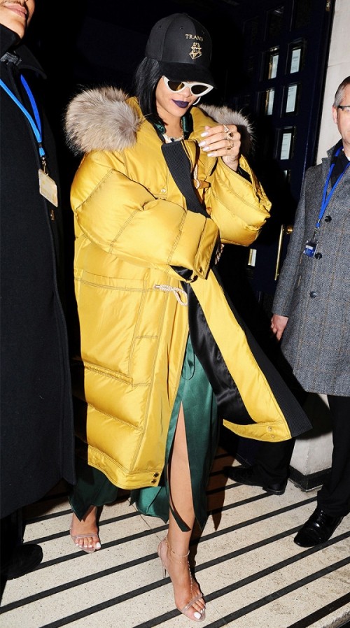 Rihanna nổi loạn trên phố với mốt áo phao khổng lồ - ảnh 2